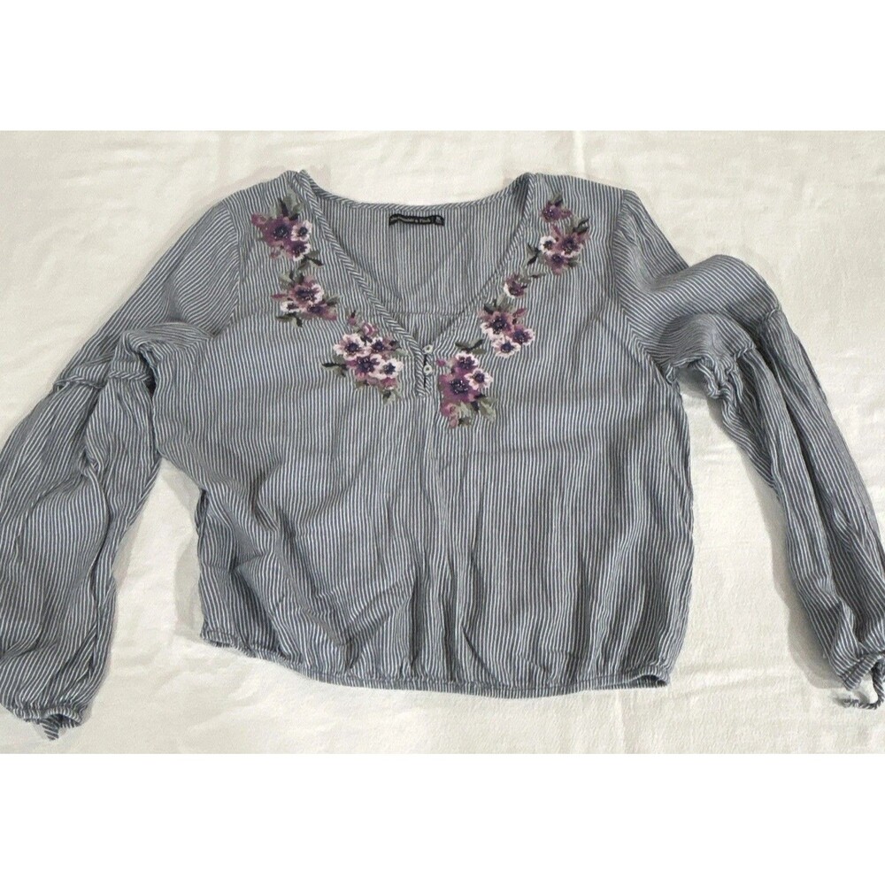 Abercrombie & Fitch Women’s XL Blue/White Striped Embroidered V-Neck Blouse 0201